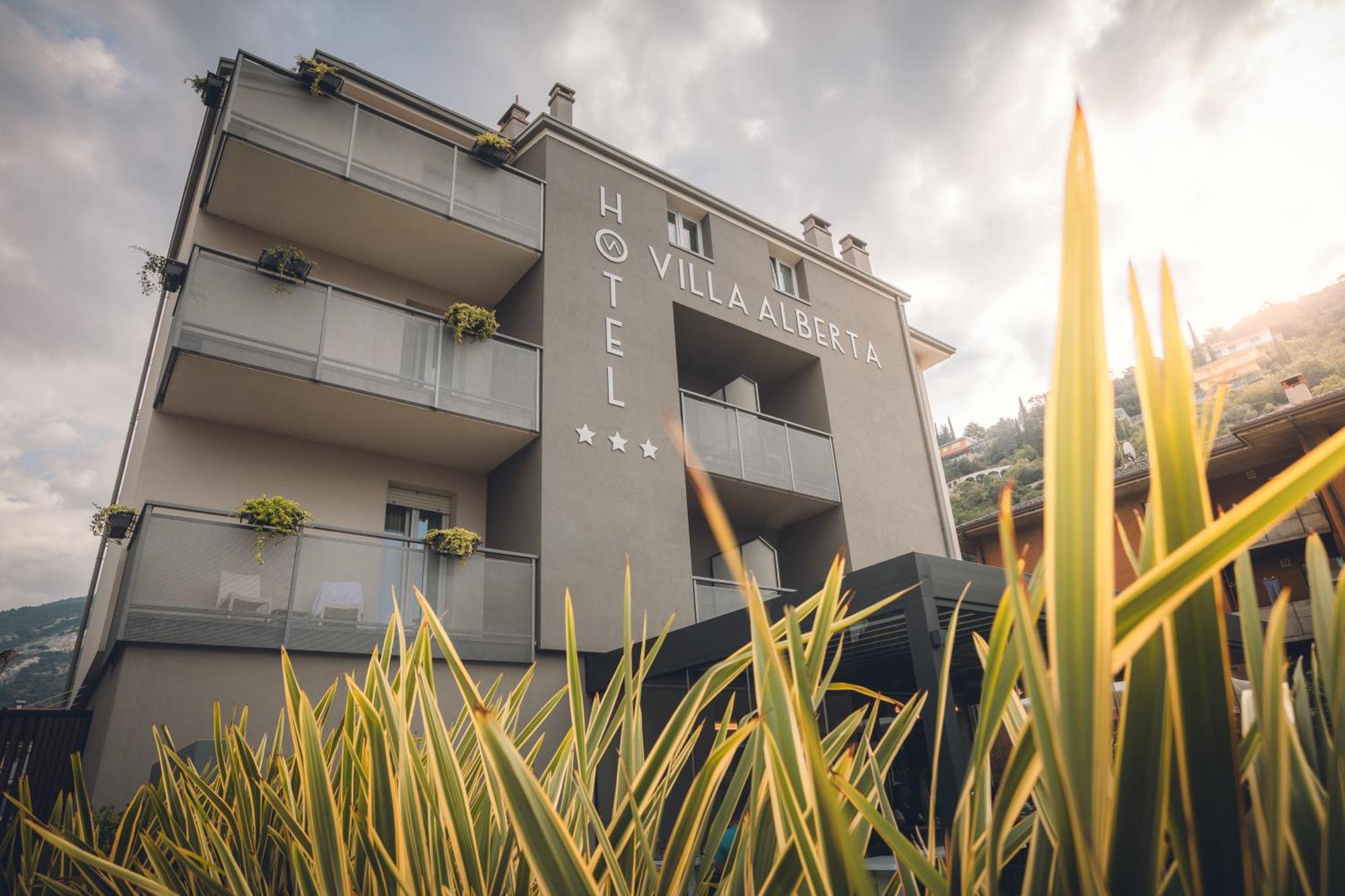 Hotel Villa Alberta Nago Buitenkant foto