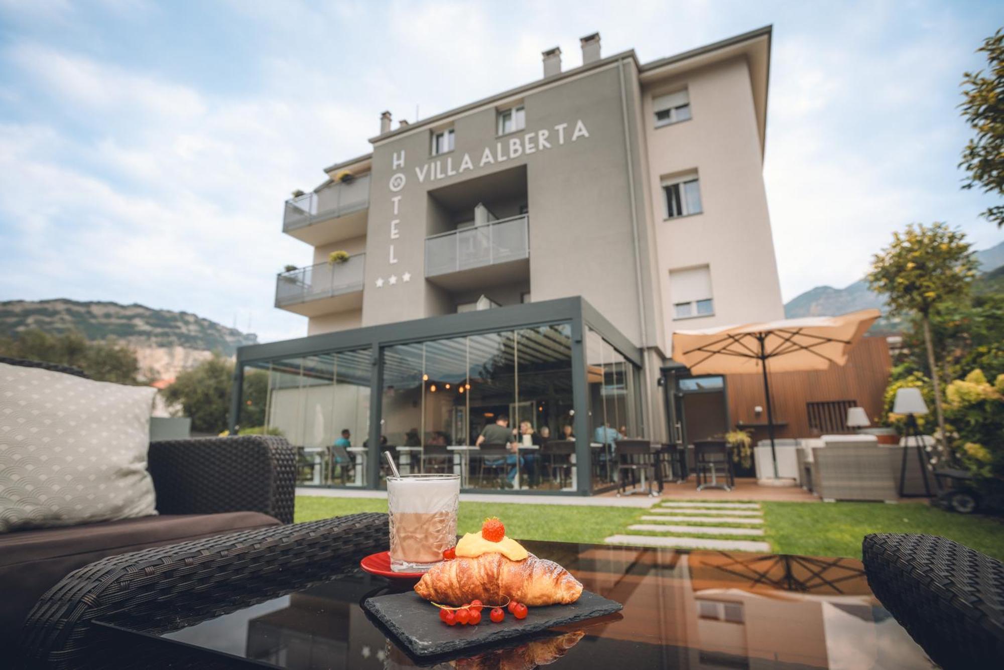 Hotel Villa Alberta Nago Buitenkant foto